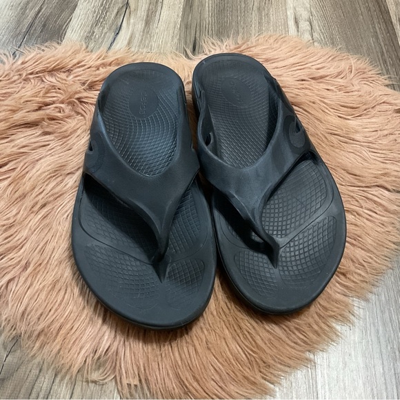 OOFOS Black Thong Wedge Sandals Size 12 - Picture 1 of 11